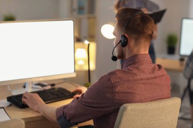 Ofiste çalışan teknik destek Ajan