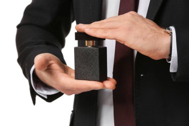 Beyaz arka plan, closeup parfüm şişe yakışıklı işadamı