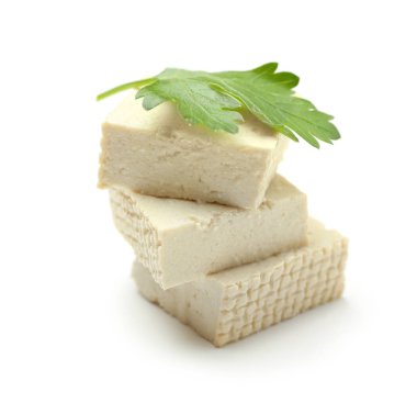 Beyaz arkaplanda tofu peyniri kes