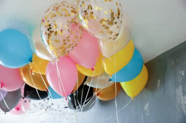 Tavan odasında altında birçok renkli balon