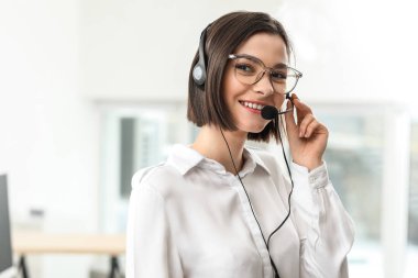 Kadın teknik destek aracı Office portresi