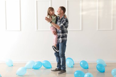 Baba ve sevimli küçük kızı Balonlu odasında dans