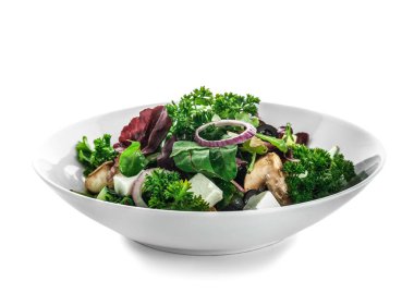 Beyaz arka planda lezzetli sebze salatası.