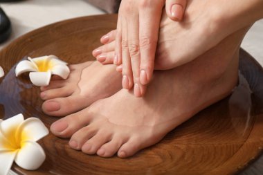 Genç kadın güzellik salonunda pedikür getting