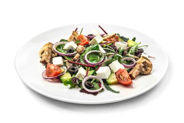 Beyaz arka planda lezzetli sebze salatası.