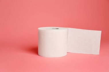 Renkli arka planda tuvalet kağıdı rulosu