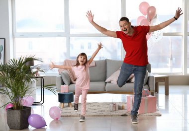 Baba ve sevimli küçük kızı evde dans