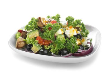 Beyaz arka planda lezzetli sebze salatası.