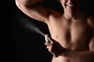 Yakışıklı delikanlı ile deodorant koyu arka plan
