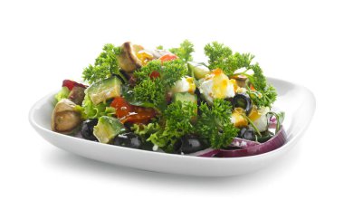 Beyaz arka planda lezzetli sebze salatası.