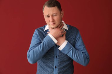 Renk arka plan üzerinde saldırı astım adam