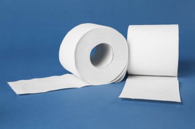 Renkli arka planda tuvalet kağıdı ruloları