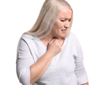 Olgun kadın beyaz arka plan üzerinde saldırı astım