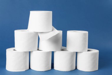 Renkli arka planda tuvalet kağıdı ruloları