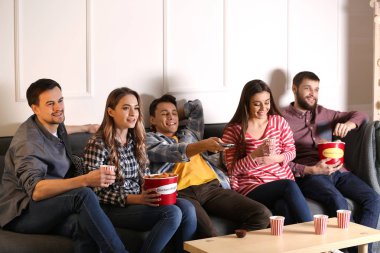 Evde Tv izlerken nuggets yeme arkadaş grubu
