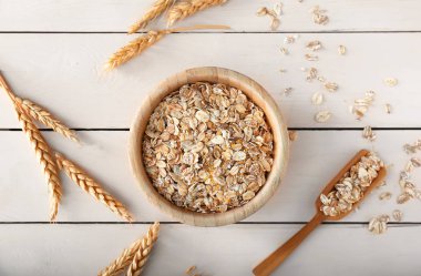 Ahşap masa üzerinde yulaf gevreği ile kase