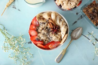 Işık tablosu üzerinde lezzetli yulaf ezmesi ile kase