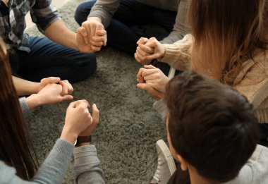 Bir grup insan evde dua