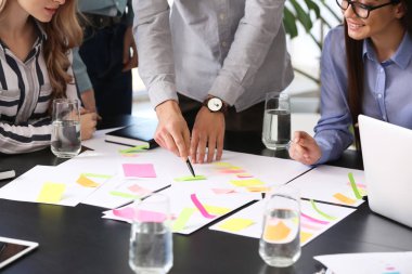 Bir grup insan iş planı Office tartışıyor
