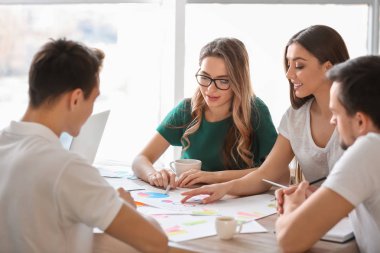 Bir grup insan iş planı Office tartışıyor