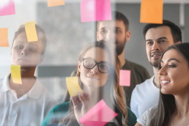 Office ile şeffaf yönetim kurulu toplantı sırasında iş ekibi görüntülemek