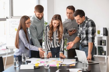 Bir grup insan iş planı Office tartışıyor