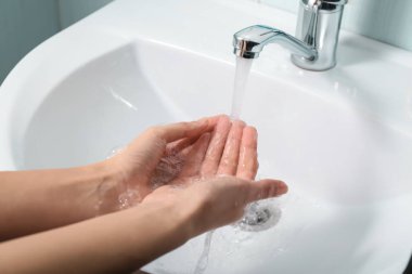 Lavaboda Ellerini Yıkan Kadın