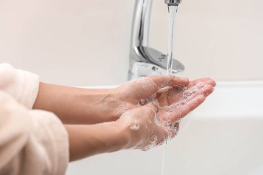 Lavaboda Ellerini Yıkan Kadın