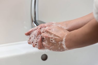 Lavaboda Ellerini Yıkan Kadın