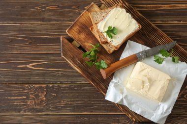 Tost ve ahşap masa üzerine tereyağı ile kompozisyon