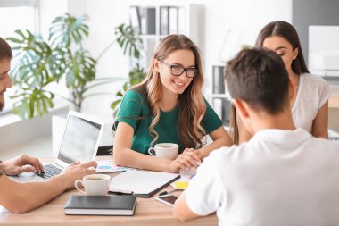 Bir grup insan iş planı Office tartışıyor