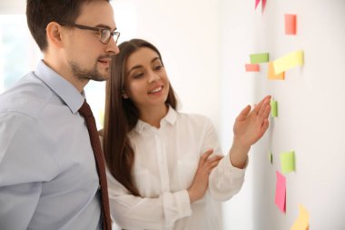 Ofiste iş planı için strateji geliştirme iş arkadaşları