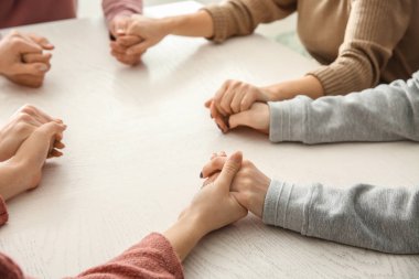 Bir grup insan birlikte masada dua