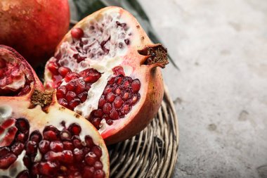 Hasır mat, closeup olgun taze nar