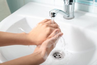 Lavaboda Ellerini Yıkan Kadın