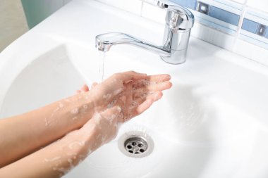 Lavaboda Ellerini Yıkan Kadın