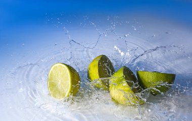 Limonlu su sıçrama renk arka plan üzerinde kesme RIPE