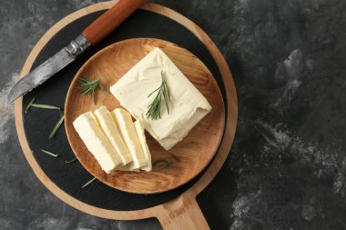 Plaka gri arka plan üzerine tereyağı ile