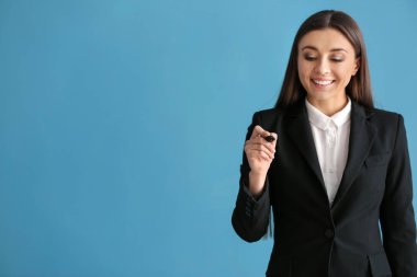 Kadın bir şey sanal ekran renk arka plan üzerinde yazılı resmi kıyafetler