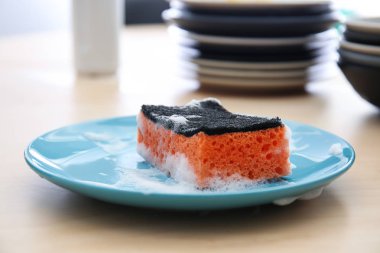 Mutfak plaka üzerinde köpük sünger