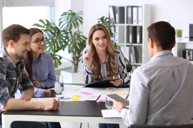 Bir grup insan iş planı Office tartışıyor