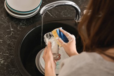 cam mutfak lavaboda yıkama kadın