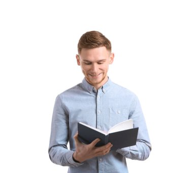 Beyaz arka plan üzerinde kitapla yakışıklı genç