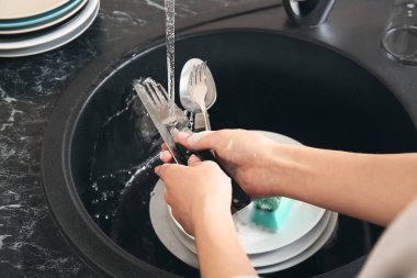 Mutfakta kadın çamaşır çatal bıçak takımı