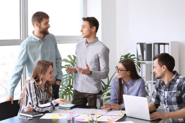 Bir grup insan iş planı Office tartışıyor