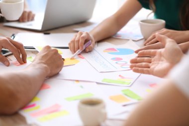 Bir grup insan iş planı Office tartışıyor