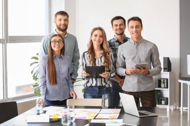 Bir grup insan daha önce ofiste iş planı tartışıyor