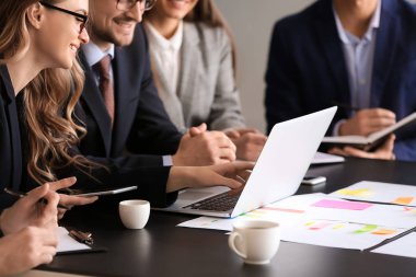 Bir grup insan iş planı Office tartışıyor