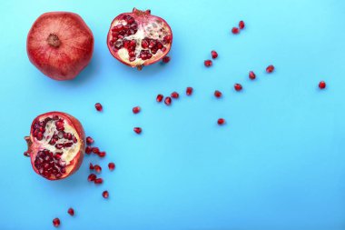 Renk arka plan üzerinde olgun nar