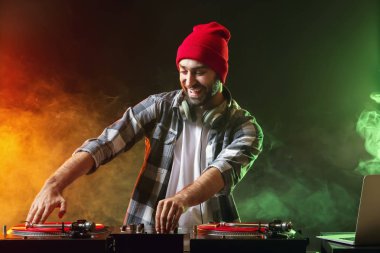 Kulüpte erkek DJ çalıyor.